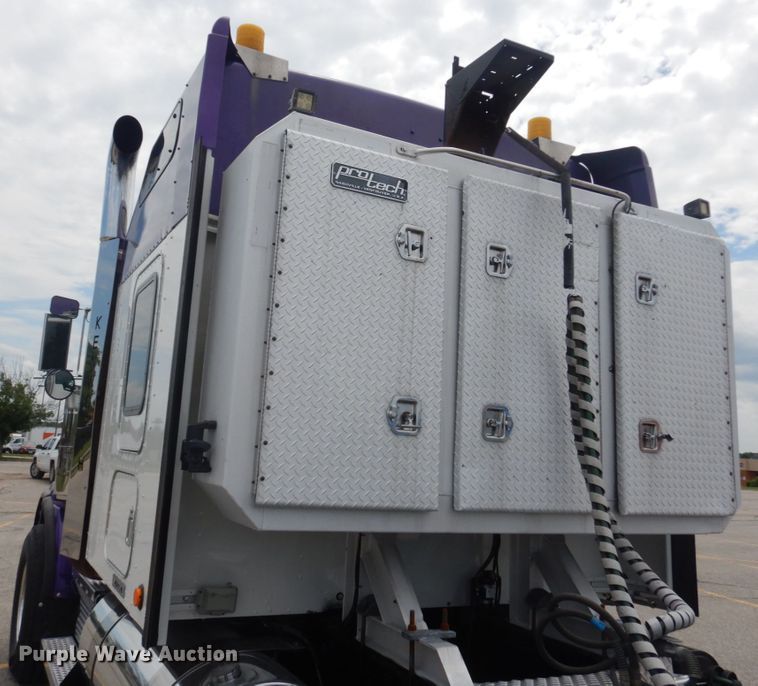 image for item IT9107 2010 Kenworth T800  semi truck