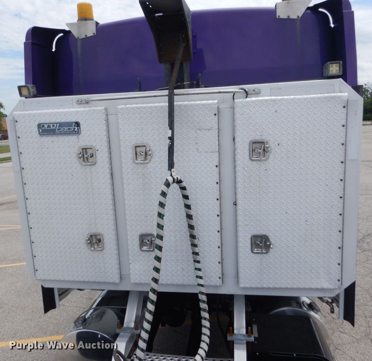 image for item IT9107 2010 Kenworth T800  semi truck