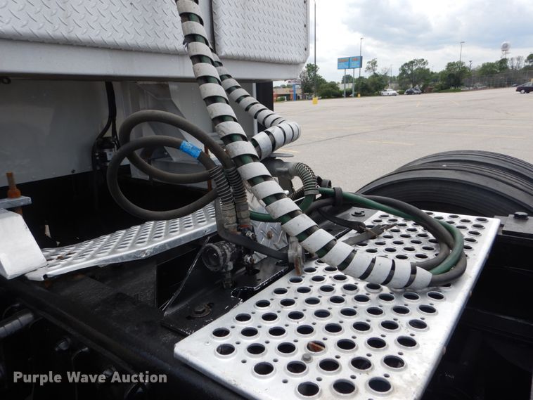 image for item IT9107 2010 Kenworth T800  semi truck