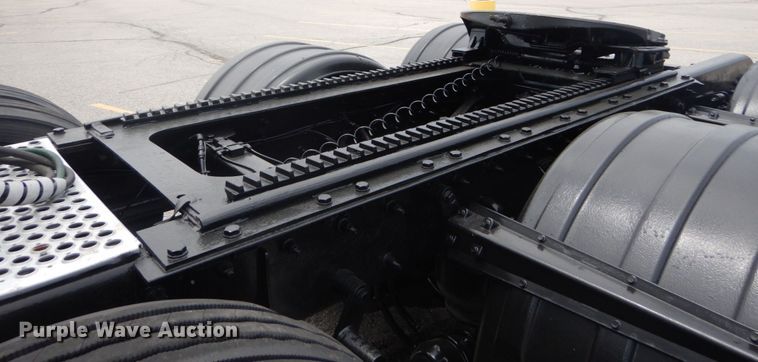 image for item IT9107 2010 Kenworth T800  semi truck