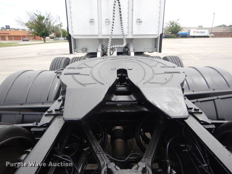 image for item IT9107 2010 Kenworth T800  semi truck