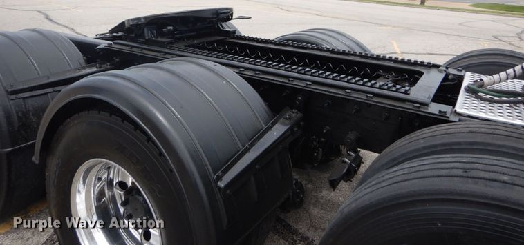 image for item IT9107 2010 Kenworth T800  semi truck