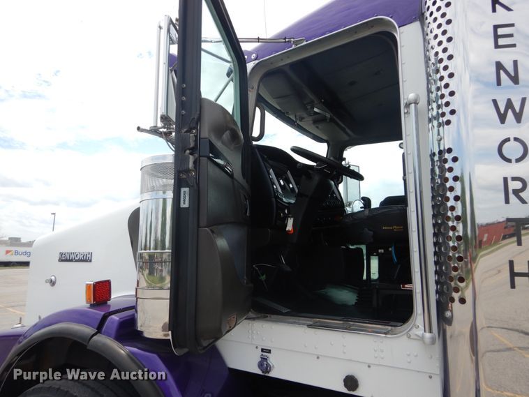image for item IT9107 2010 Kenworth T800  semi truck