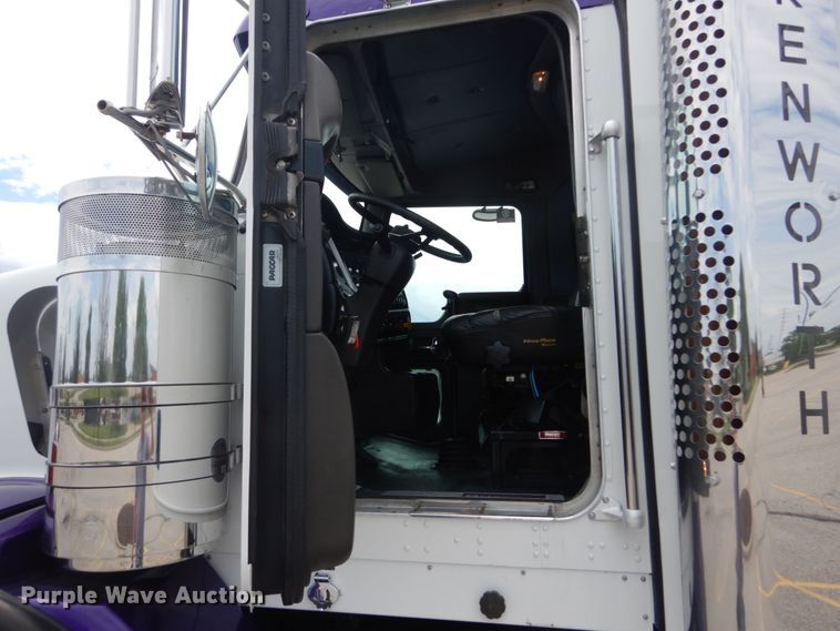 image for item IT9107 2010 Kenworth T800  semi truck