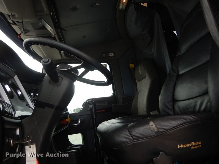 image for item IT9107 2010 Kenworth T800  semi truck