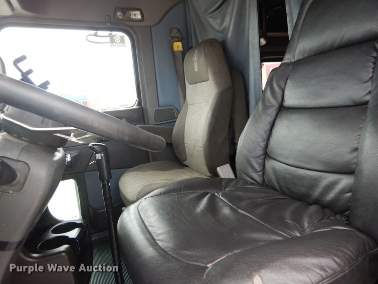 image for item IT9107 2010 Kenworth T800  semi truck