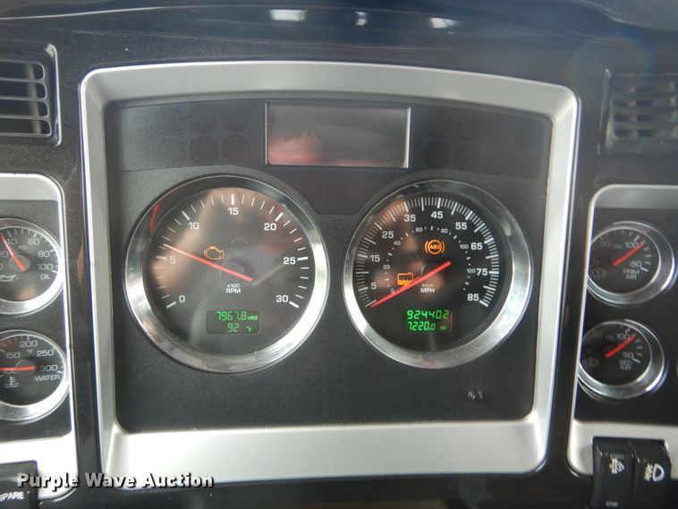 image for item IT9107 2010 Kenworth T800  semi truck