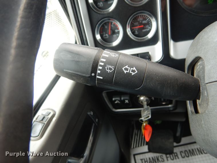 image for item IT9107 2010 Kenworth T800  semi truck