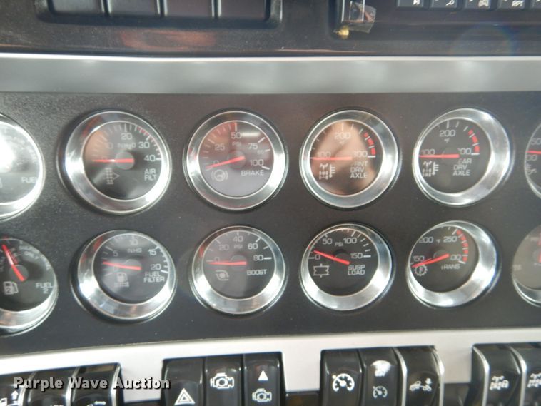 image for item IT9107 2010 Kenworth T800  semi truck