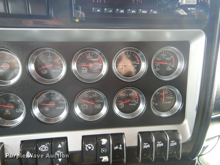 image for item IT9107 2010 Kenworth T800  semi truck