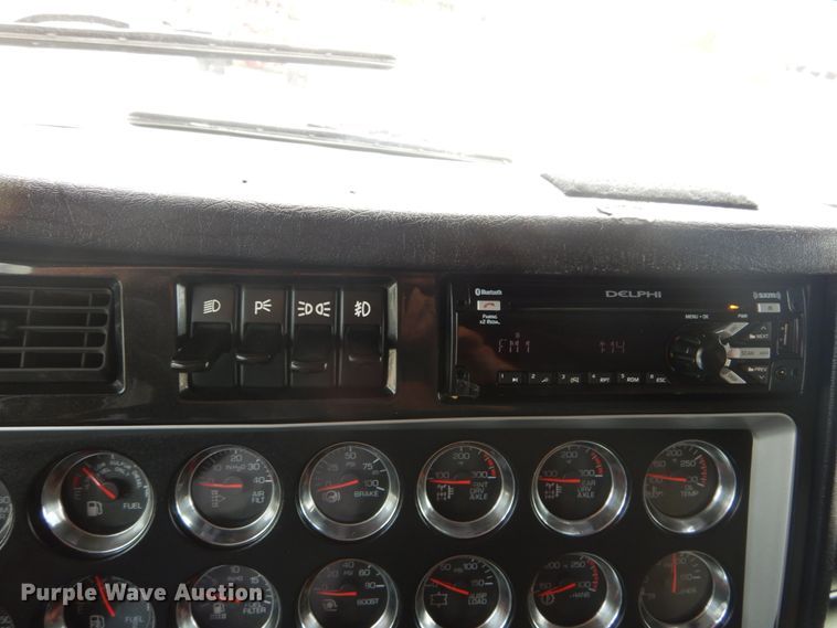 image for item IT9107 2010 Kenworth T800  semi truck