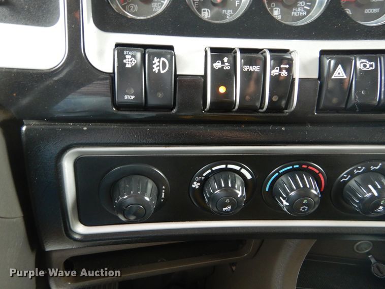 image for item IT9107 2010 Kenworth T800  semi truck