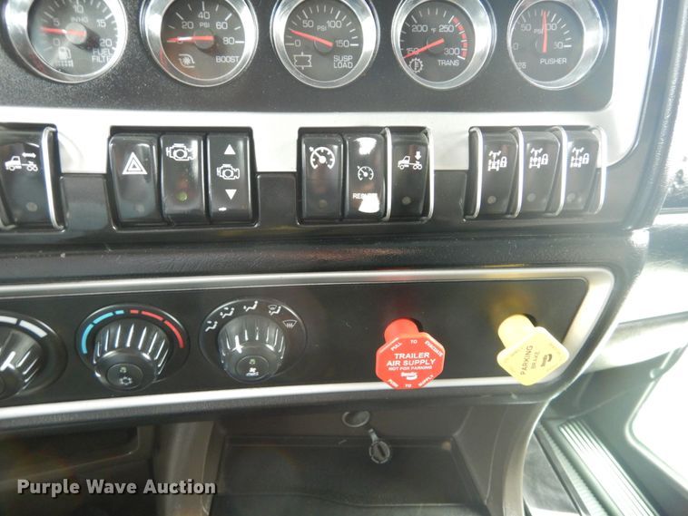 image for item IT9107 2010 Kenworth T800  semi truck