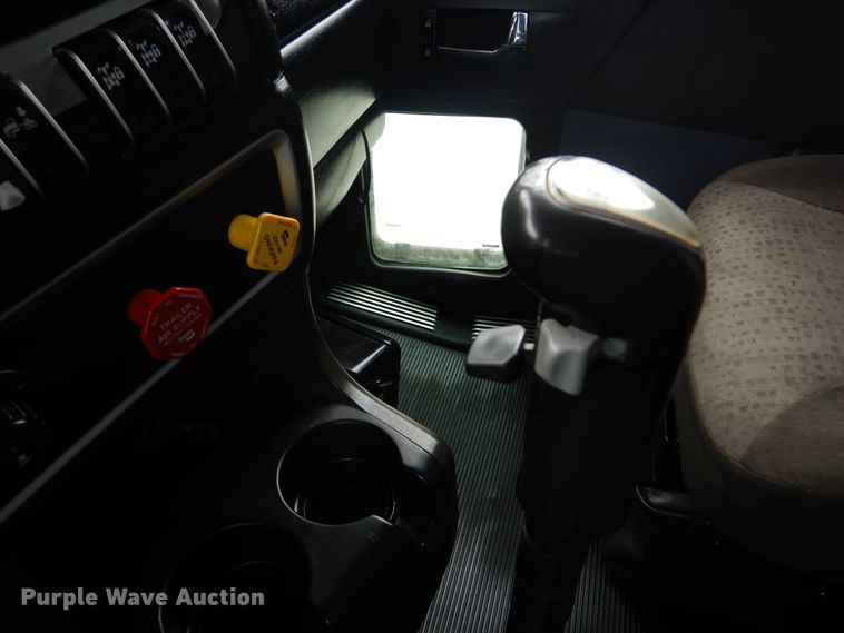 image for item IT9107 2010 Kenworth T800  semi truck