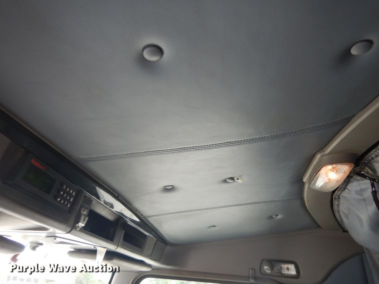 image for item IT9107 2010 Kenworth T800  semi truck