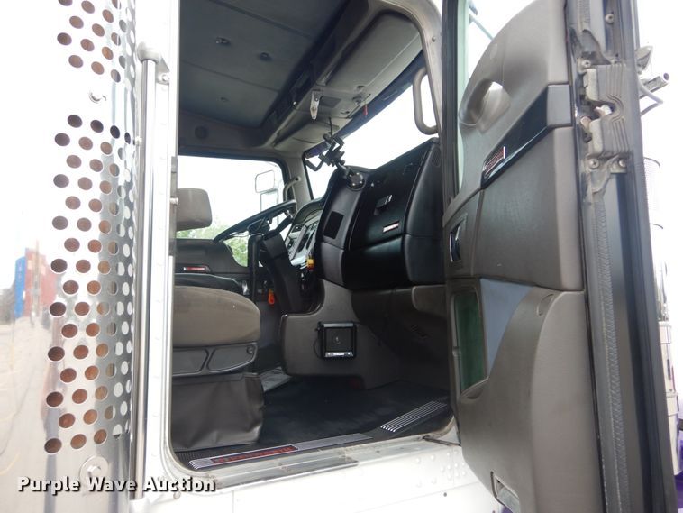 image for item IT9107 2010 Kenworth T800  semi truck