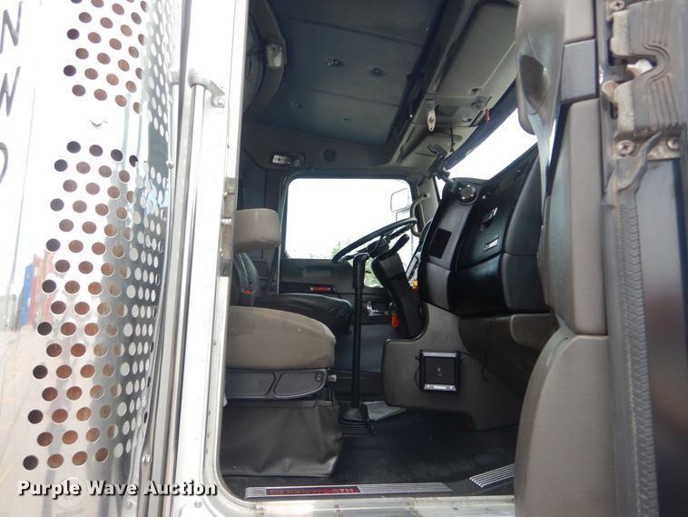 image for item IT9107 2010 Kenworth T800  semi truck