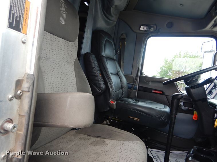 image for item IT9107 2010 Kenworth T800  semi truck