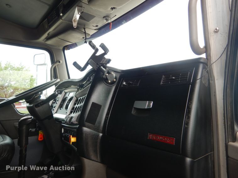 image for item IT9107 2010 Kenworth T800  semi truck