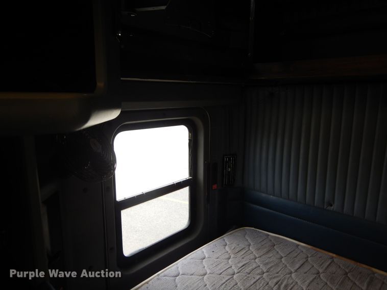 image for item IT9107 2010 Kenworth T800  semi truck