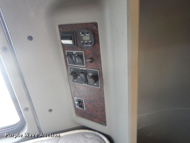 image for item IT9107 2010 Kenworth T800  semi truck