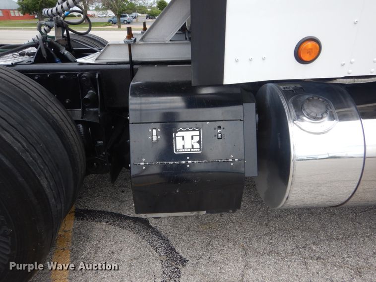 image for item IT9107 2010 Kenworth T800  semi truck