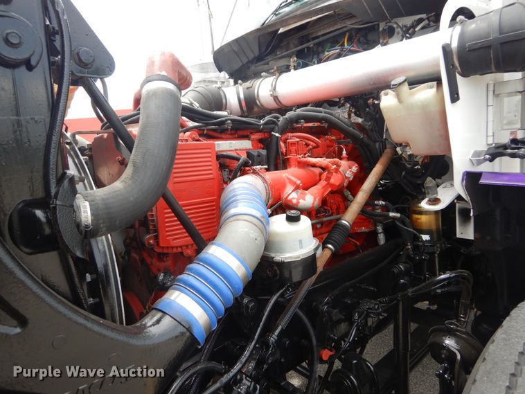 image for item IT9107 2010 Kenworth T800  semi truck