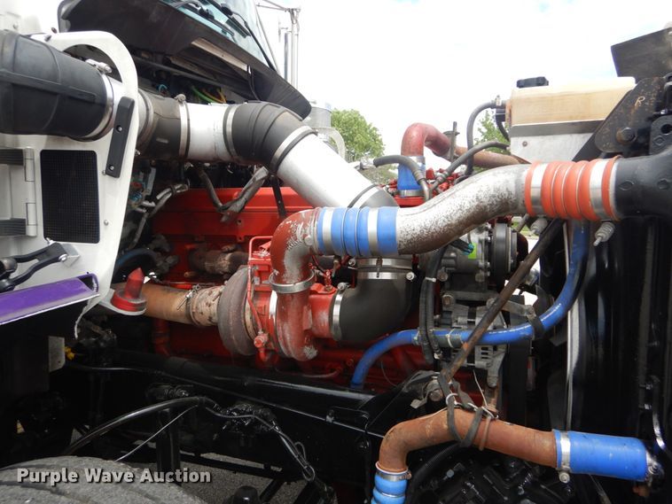 image for item IT9107 2010 Kenworth T800  semi truck