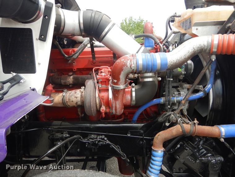 image for item IT9107 2010 Kenworth T800  semi truck