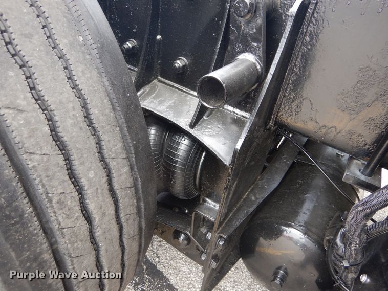 image for item IT9107 2010 Kenworth T800  semi truck