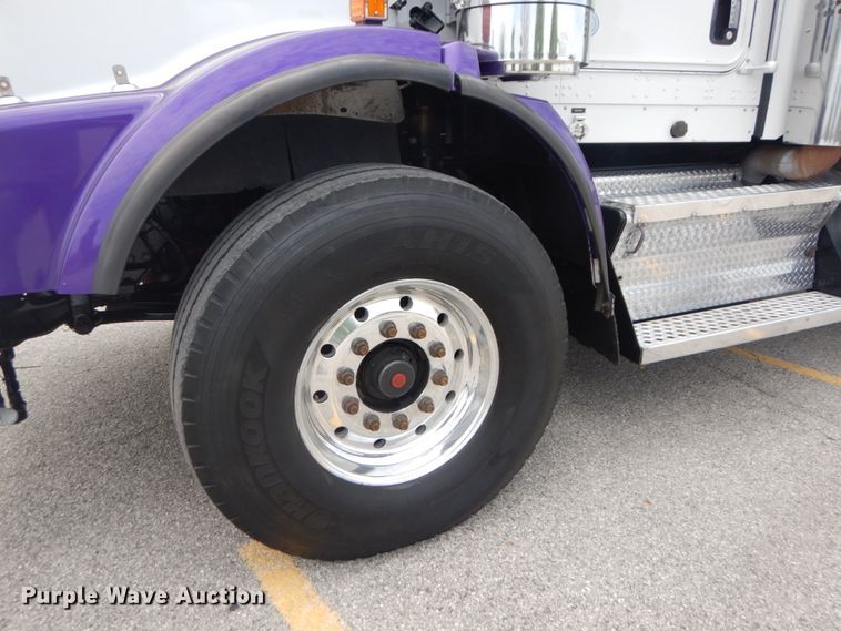 image for item IT9107 2010 Kenworth T800  semi truck