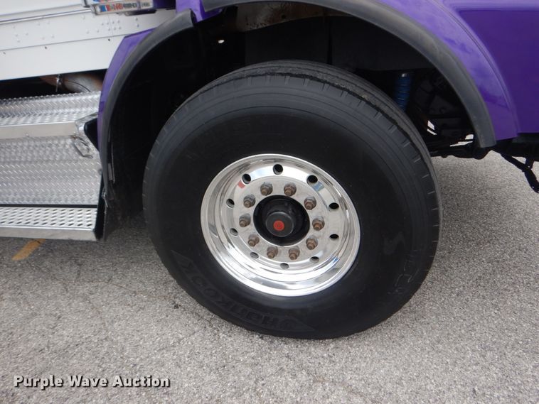 image for item IT9107 2010 Kenworth T800  semi truck