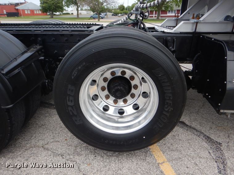 image for item IT9107 2010 Kenworth T800  semi truck