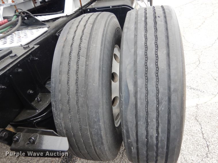 image for item IT9107 2010 Kenworth T800  semi truck