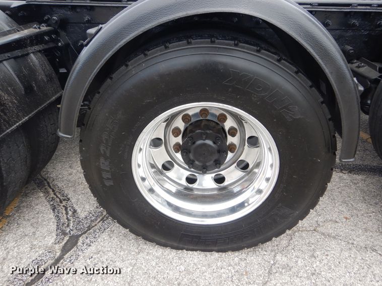 image for item IT9107 2010 Kenworth T800  semi truck