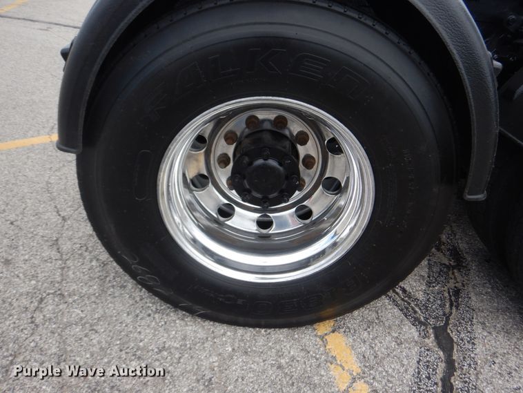 image for item IT9107 2010 Kenworth T800  semi truck