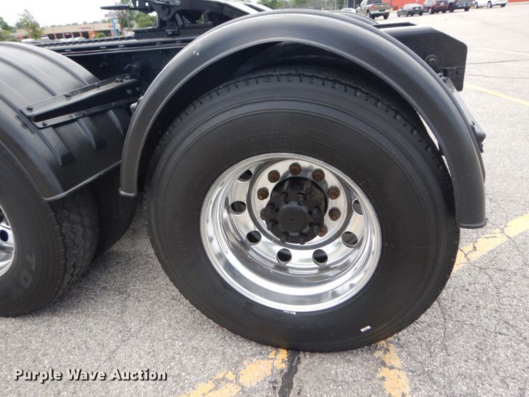 image for item IT9107 2010 Kenworth T800  semi truck