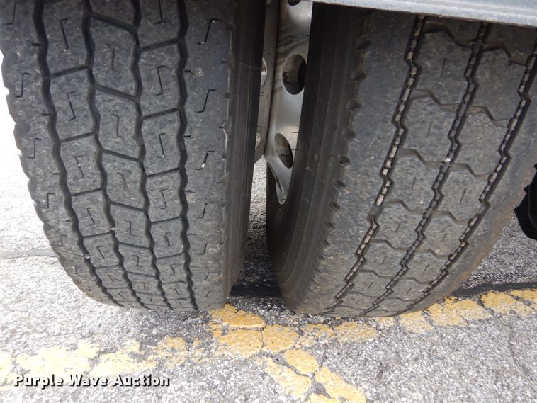 image for item IT9107 2010 Kenworth T800  semi truck