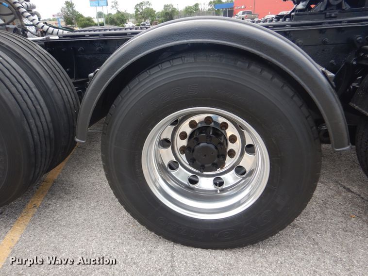 image for item IT9107 2010 Kenworth T800  semi truck