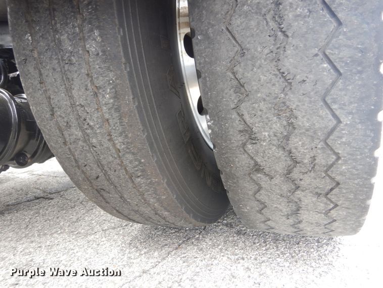 image for item IT9107 2010 Kenworth T800  semi truck