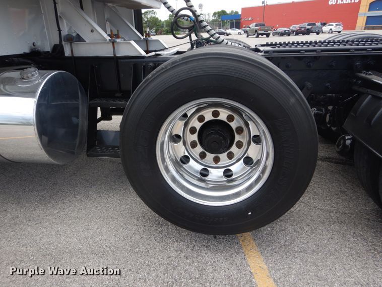 image for item IT9107 2010 Kenworth T800  semi truck