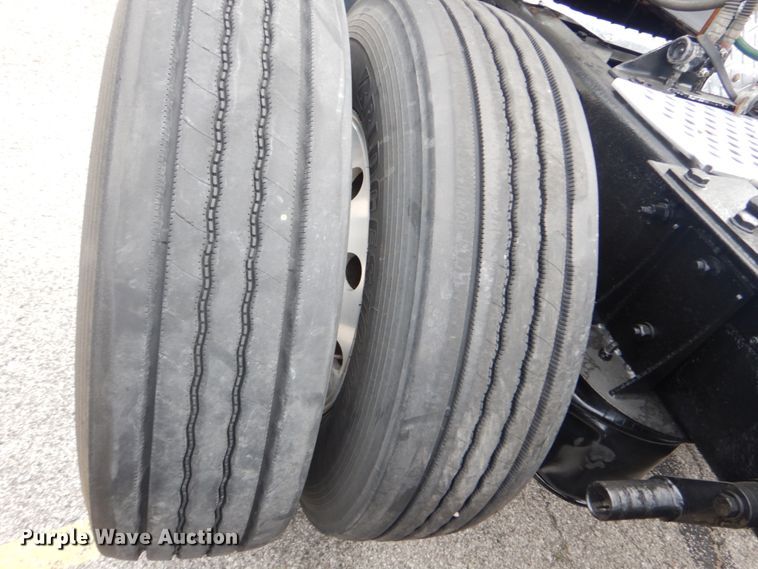 image for item IT9107 2010 Kenworth T800  semi truck