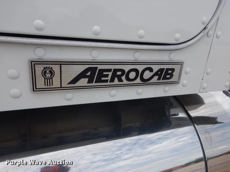 image for item IT9107 2010 Kenworth T800  semi truck