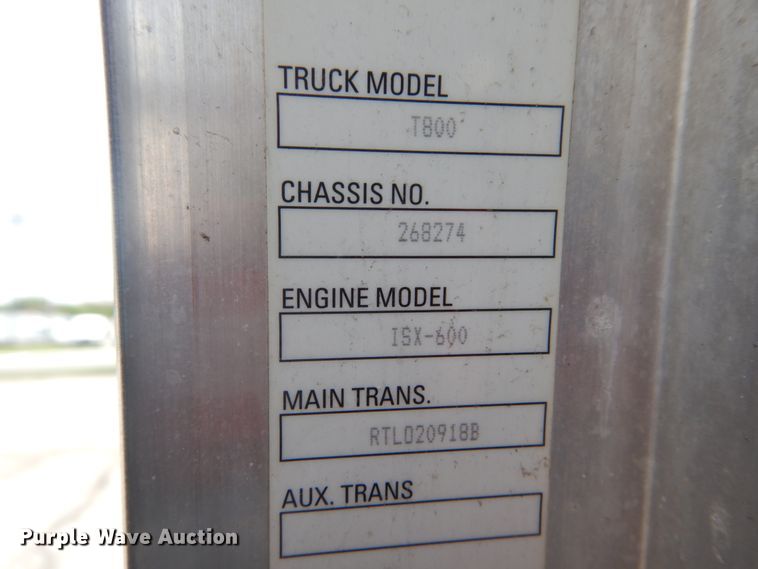 image for item IT9107 2010 Kenworth T800  semi truck