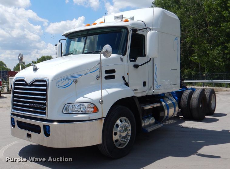 image for item JY9833 2013 Mack CXU613  semi truck