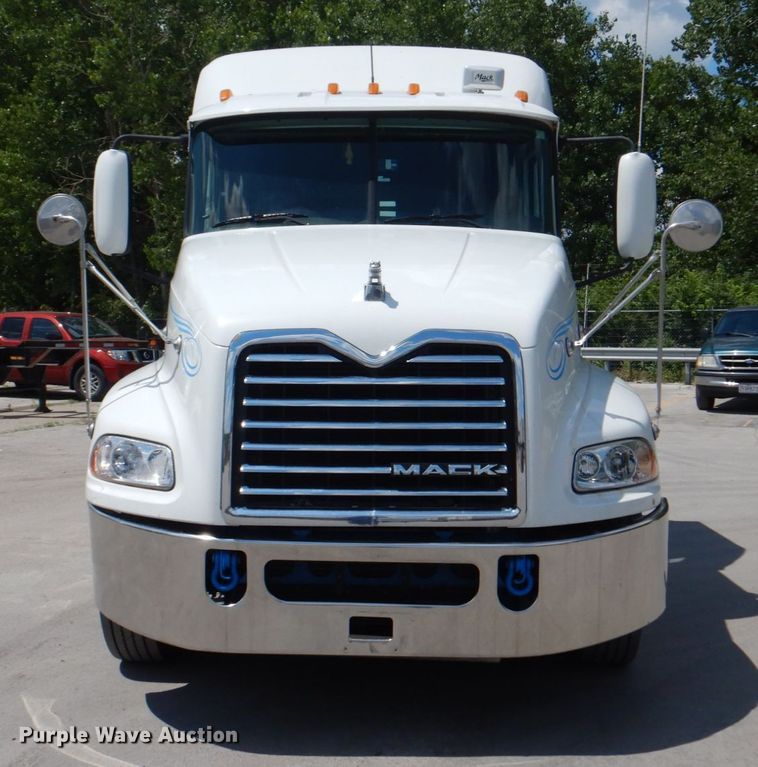 image for item JY9833 2013 Mack CXU613  semi truck