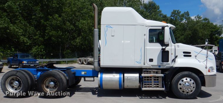 image for item JY9833 2013 Mack CXU613  semi truck