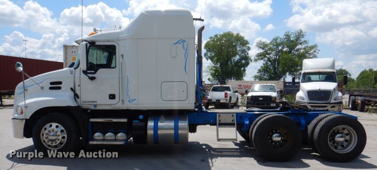 image for item JY9833 2013 Mack CXU613  semi truck