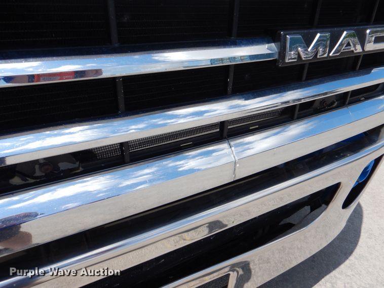 image for item JY9833 2013 Mack CXU613  semi truck