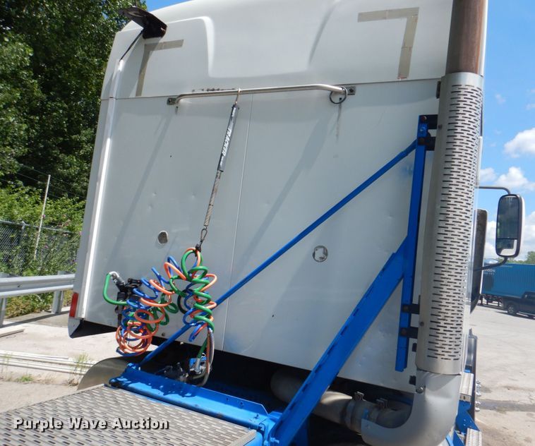 image for item JY9833 2013 Mack CXU613  semi truck